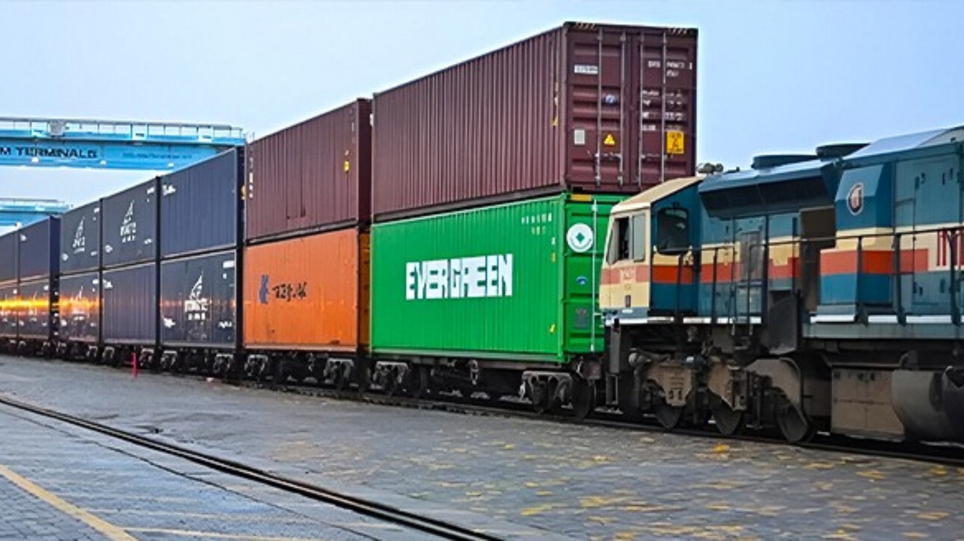 Fast and safe transport of containers by rail